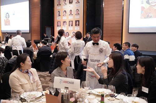 주한미국상공회의소(암참) 산하 미래의동반자재단 주재로 14일 여의도 콘래드 서울 호텔에서 열린 제16회 '암참 CEO 서버스 나이트' 행사에서 제임스 김 회장이 참석자들과 대화를 나누고 있다. 31명의 다국적 기업 CEO들이 참가한 이날 행사에서 마련된 1억원의 기부금은 대학생 장학금으로 쓰일 예정이다. [암참 제공]